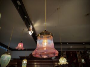 ヴァセリンガラス (NEW) アンティーク クランベリーヴァセリンガラス・ランプシェード – 6609 (SOLD)｜ヴァセリンランプ 西洋・アンティーク家具の専門店「家具のこばやし」- 福島県福島市アンナガーデン