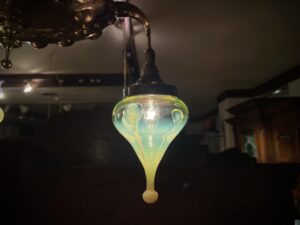 ヴァセリンガラス (NEW) アンティーク ヴァセリンガラス・3灯シャンデリア – I4256｜ヴァセリンランプ 西洋・アンティーク家具の専門店「家具のこばやし」- 福島県福島市アンナガーデン