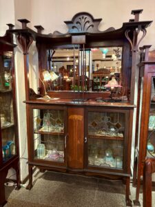 アンティーク家具 アンティークショーケース -68088｜ヴァセリンランプ 西洋・アンティーク家具の専門店「家具のこばやし」- 福島県福島市アンナガーデン