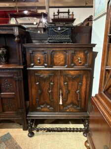 アンティーク家具 アンティークカップボード -TN21083｜ヴァセリンランプ 西洋・アンティーク家具の専門店「家具のこばやし」- 福島県福島市アンナガーデン