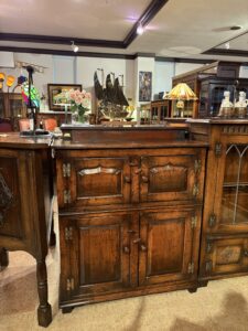 アンティーク家具 アンティークカップボード -73023｜ヴァセリンランプ 西洋・アンティーク家具の専門店「家具のこばやし」- 福島県福島市アンナガーデン