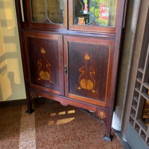 アンティーク家具 アンティークコーナーキャビネット -68005(NEW)｜ヴァセリンランプ 西洋・アンティーク家具の専門店「家具のこばやし」- 福島県福島市アンナガーデン