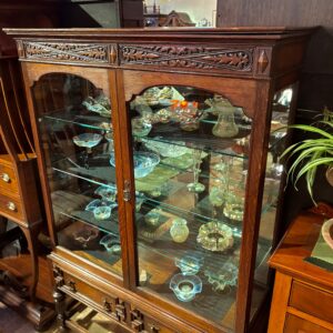アンティーク家具 アンティークディスプレイキャビネット -68063｜ヴァセリンランプ 西洋・アンティーク家具の専門店「家具のこばやし」- 福島県福島市アンナガーデン