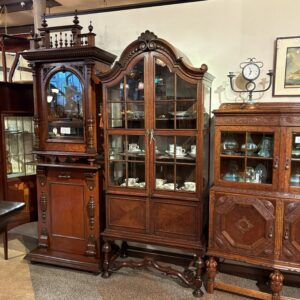 アンティーク家具 アンティークディスプレイキャビネット -71123｜ヴァセリンランプ 西洋・アンティーク家具の専門店「家具のこばやし」- 福島県福島市アンナガーデン