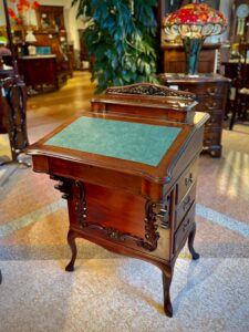 アンティーク家具 Davenport Desk – 77020｜ヴァセリンランプ 西洋・アンティーク家具の専門店「家具のこばやし」- 福島県福島市アンナガーデン