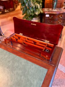 アンティーク家具 Davenport Desk – 77020｜ヴァセリンランプ 西洋・アンティーク家具の専門店「家具のこばやし」- 福島県福島市アンナガーデン