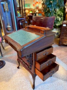 アンティーク家具 Davenport Desk – 77020｜ヴァセリンランプ 西洋・アンティーク家具の専門店「家具のこばやし」- 福島県福島市アンナガーデン
